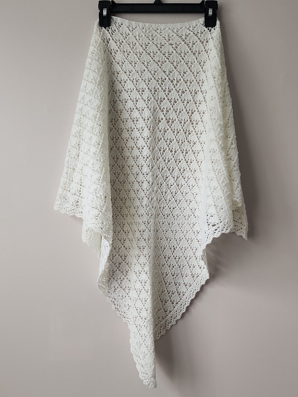 White Knit Acrylic Shawl 🦢
